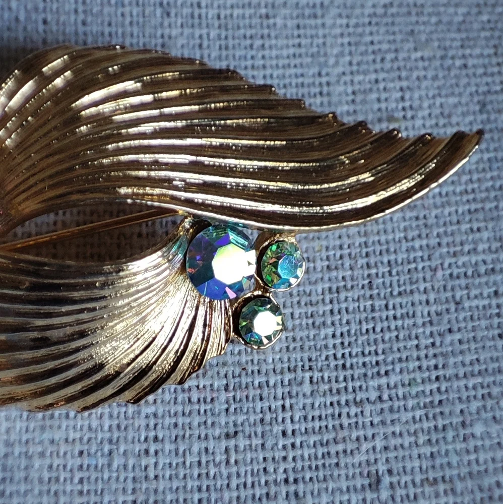 Vintage Light Blue Clear Aurora Borealis Gold Tone Rhodium Unsigned Brooch 1950s